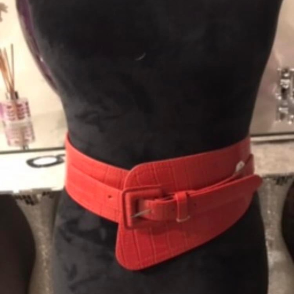 Women’s wide asymmetrical belt